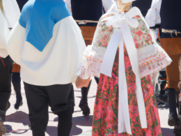 fransiz-festivallerindeki-geleneksel-kostumler