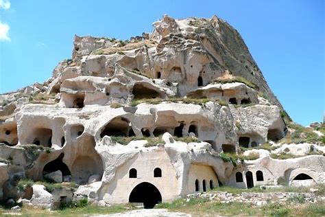 kapadokya-nin-gizemli-magara-otelleri-ve-peribacalari