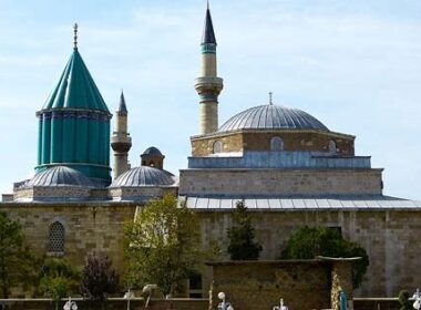 konya-da-gizemli-mevlana-turbesi-ve-beysehir-golu