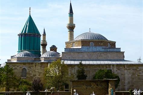 konya-da-gizemli-mevlana-turbesi-ve-beysehir-golu